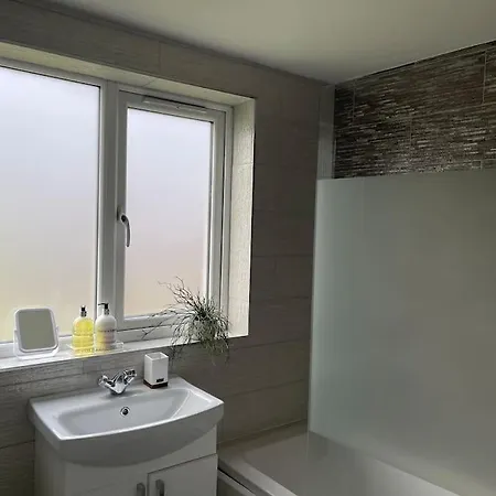 2 Bedroom House Next To Slade Green Station Erith Exterior photo