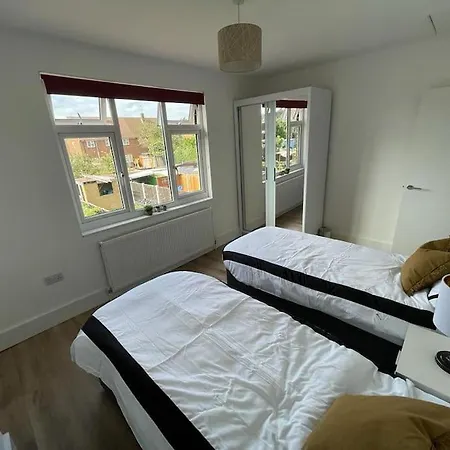 2 Bedroom House Next To Slade Green Station Erith Exterior photo
