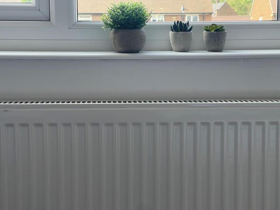 Apartment 2 Bedroom House Next To Slade Station