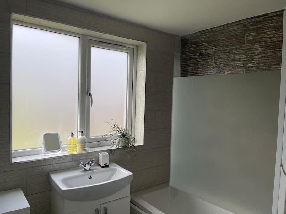 2 Bedroom House Next To Slade Station Apartment