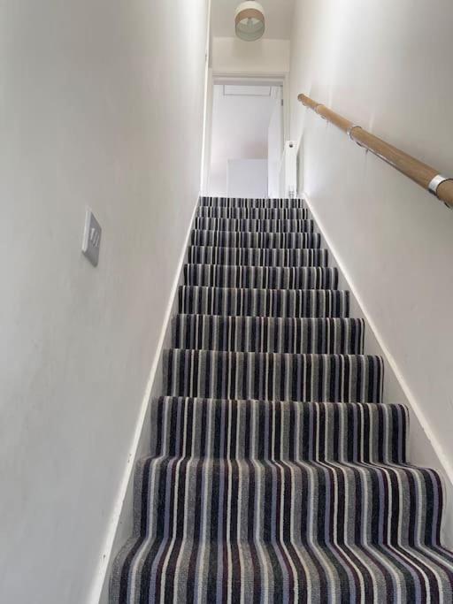 Apartment 2 Bedroom House Next To Slade Station