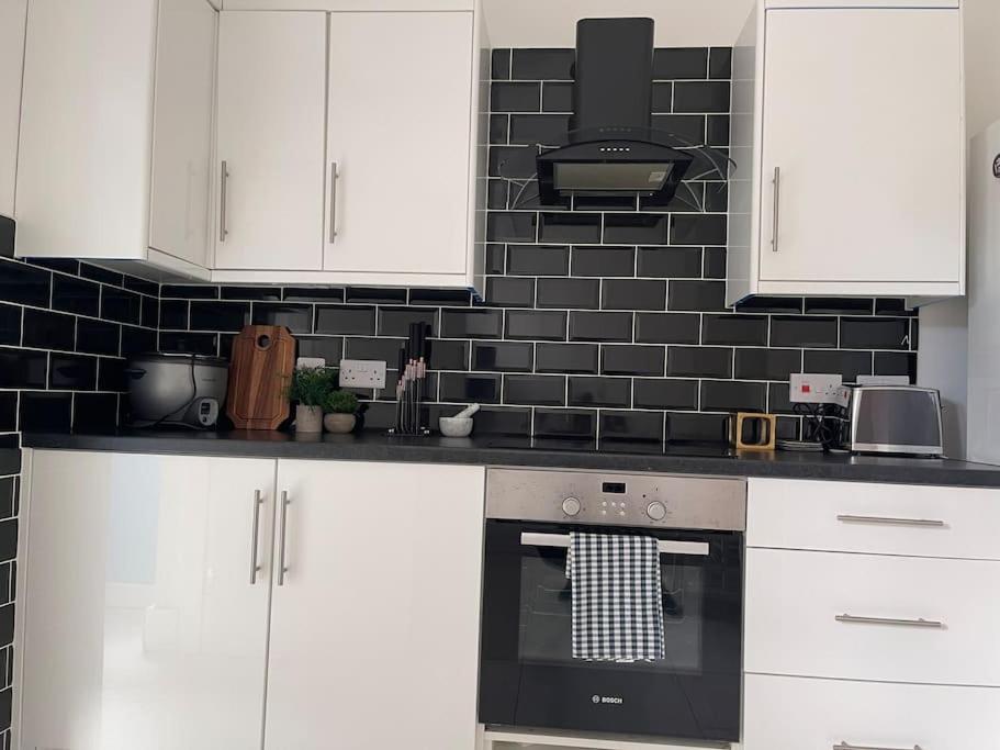 2 Bedroom House Next To Slade Station Apartment *
