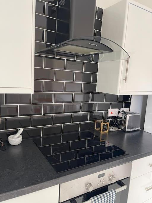 2 Bedroom House Next To Slade Station