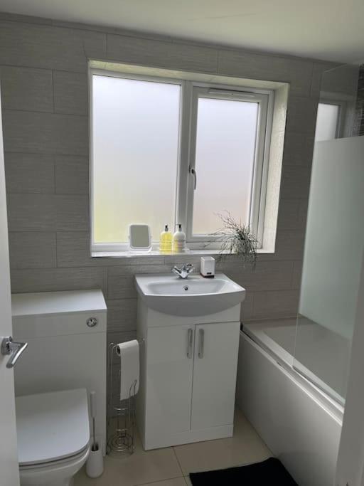 2 Bedroom House Next To Slade Station