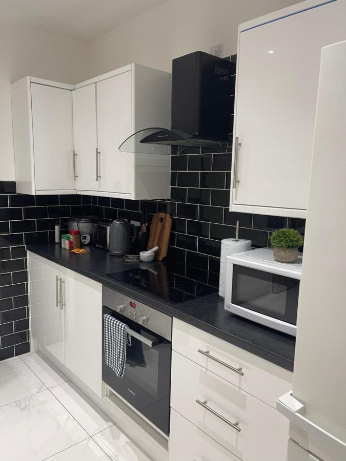 2 Bedroom House Next To Slade Station Apartment