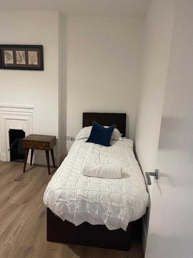 2 Bedroom House Next To Slade Station *